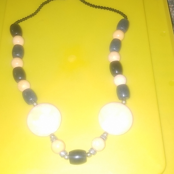 Coral statement necklace - Picture 5 of 6